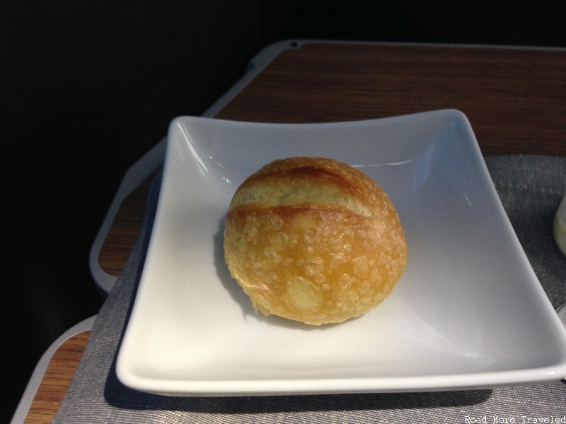 American Airlines B787-9 Business Class - dinner roll
