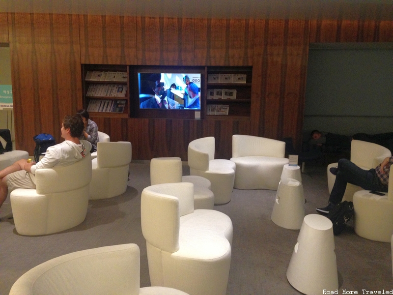 Korean Air Lounge LAX - TV area