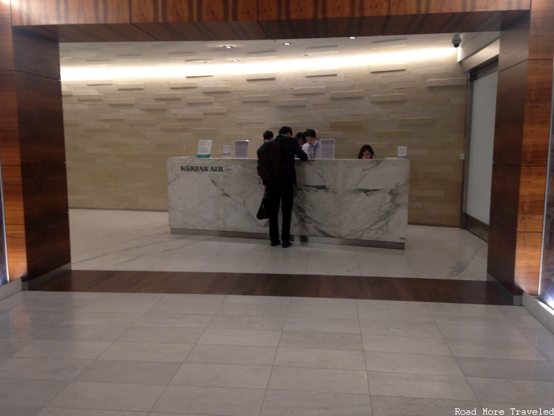 Korean Air Lounge LAX - front desk