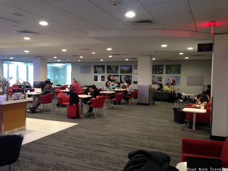 Delta SkyClub JFK Terminal 2 - dining area seating