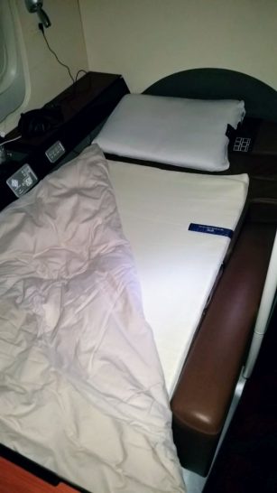 Japan Airways bed