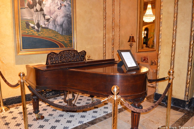 The Roosevelt New Orleans - lobby piano