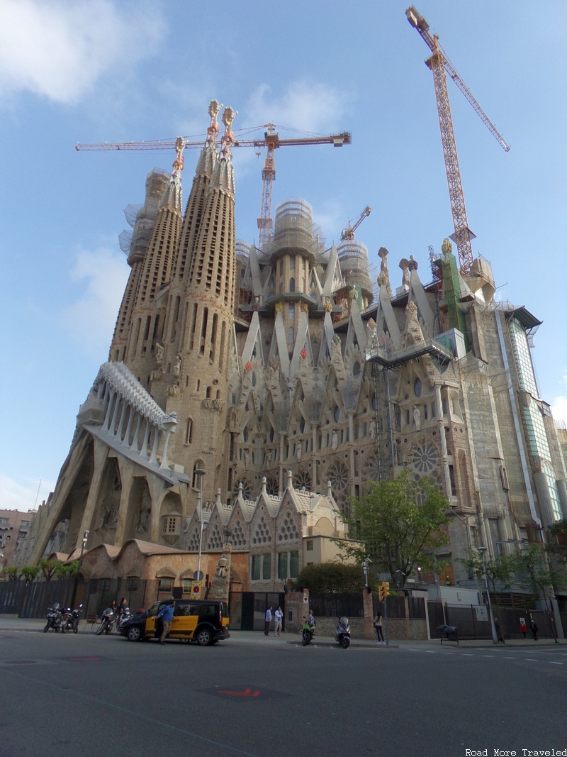 La Sagrada Familia - full landscape
