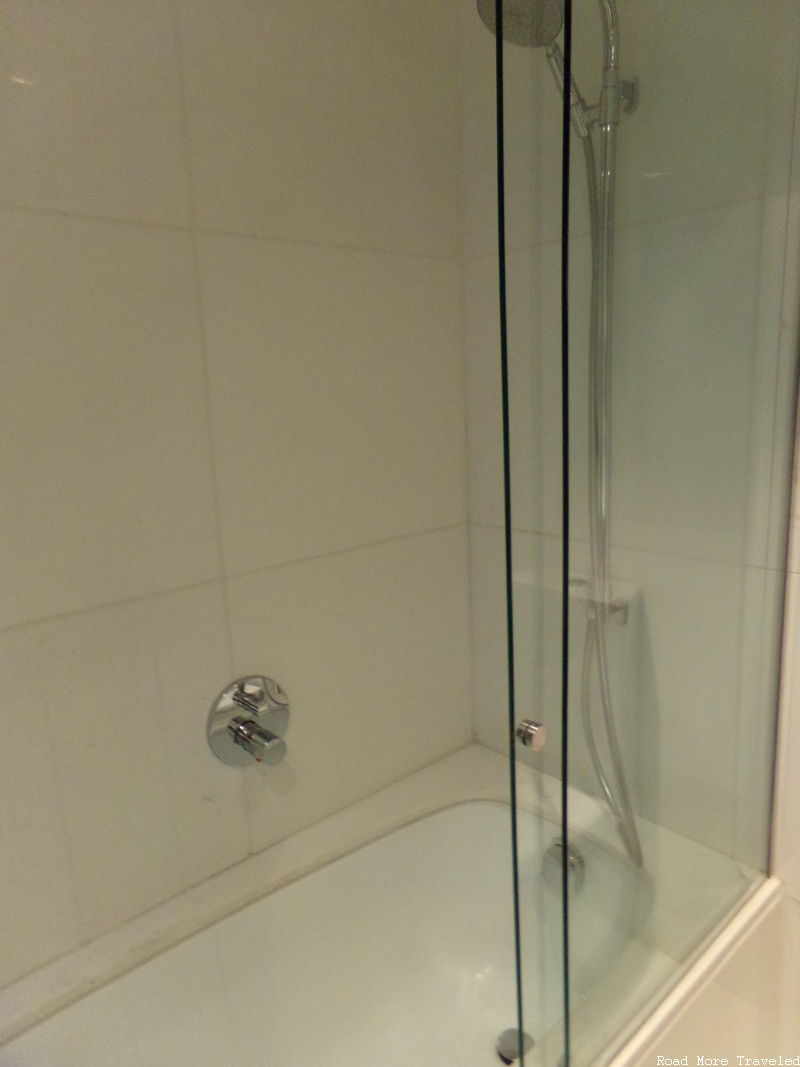 Hotel Granados 83 - shower and tub