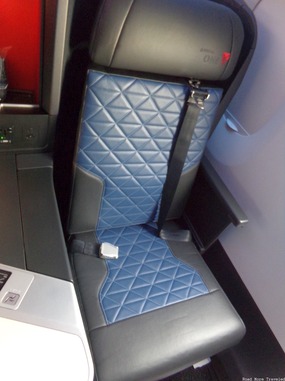 Delta One A350 seat