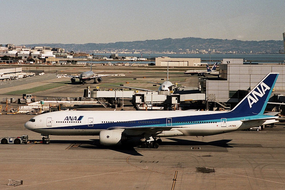 ANA 777-200