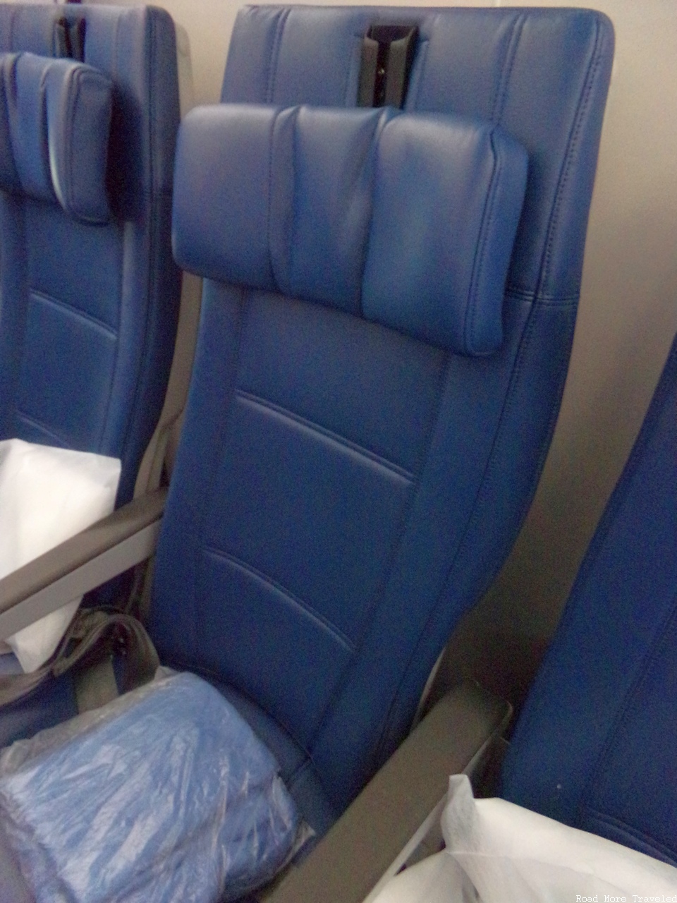 Delta A350 Main Cabin - headrest