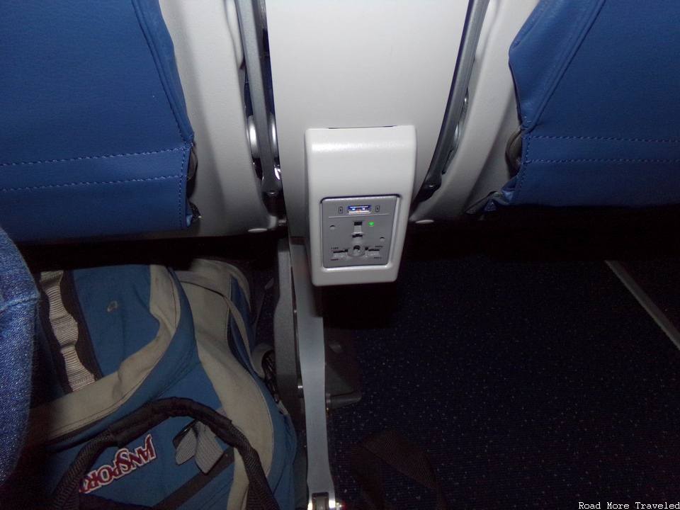 Delta A350 Main Cabin - power port