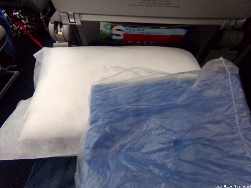 Delta A350 Main Cabin - pillow and blanket