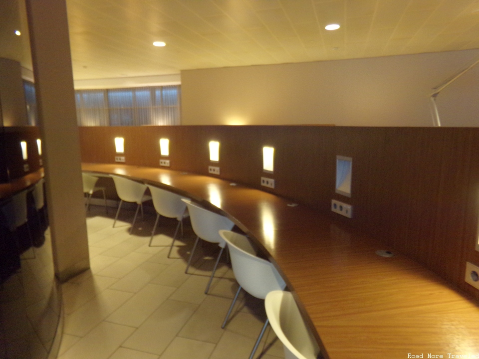 KLM Crown Lounge 52 - work spaces