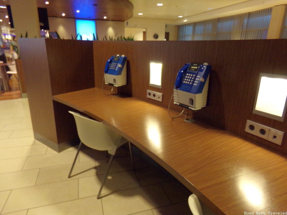 KLM Crown Lounge 52 AMS - pay phones