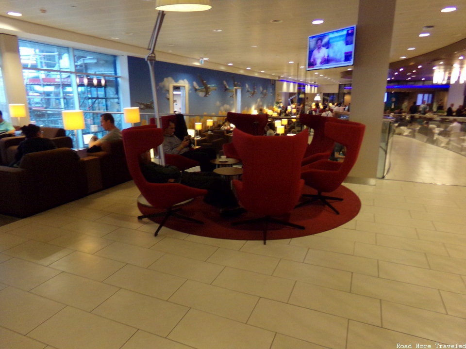 KLM Crown Lounge 52 AMS - red lounge chairs
