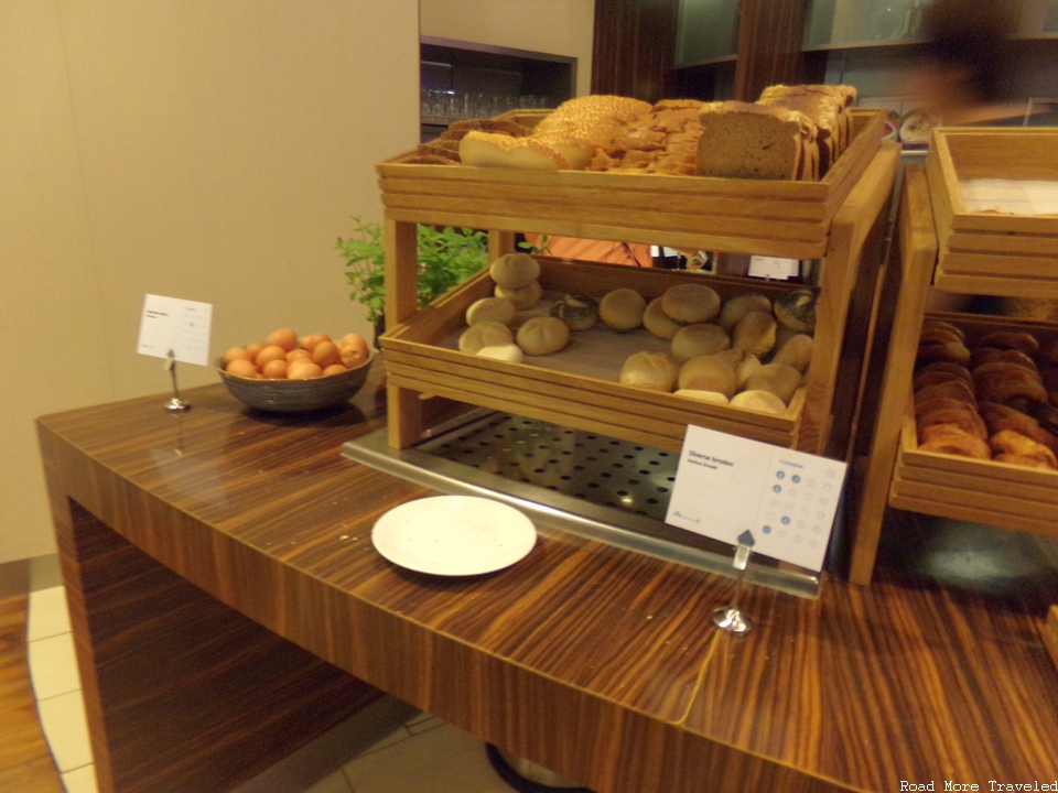 KLM Crown Lounge 52 - breads
