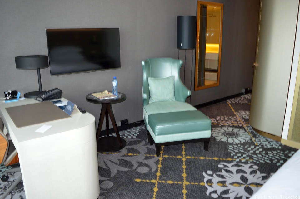 Hilton Amsterdam Airport Schiphol - TV and chaise-lounge