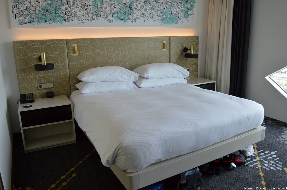 Hilton Amsterdam Airport Schiphol - bed with nightstands