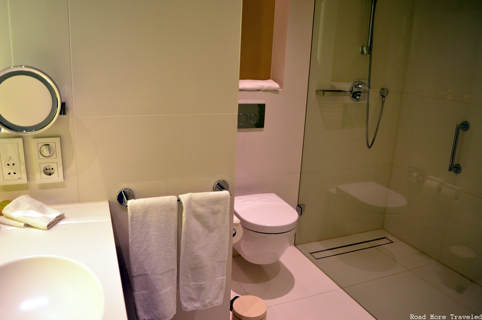 Hilton Amsterdam Airport Schiphol - toilet and shower