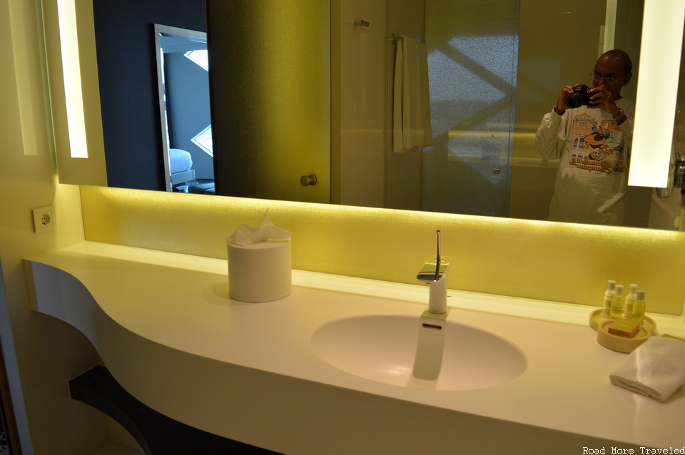 Hilton Amsterdam Airport Schiphol - bathroom sink