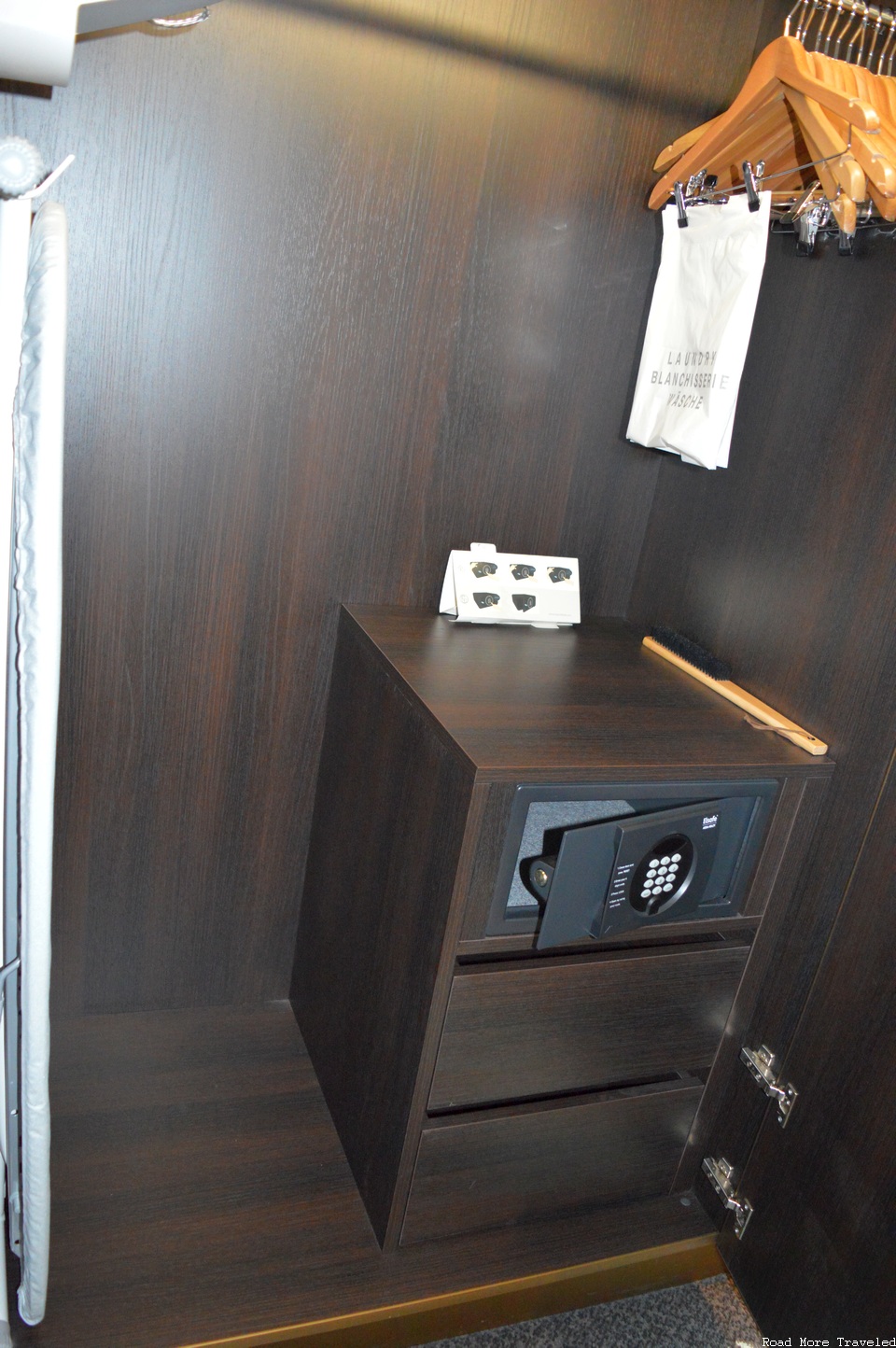 Hilton Amsterdam Airport Schiphol - closet and safe