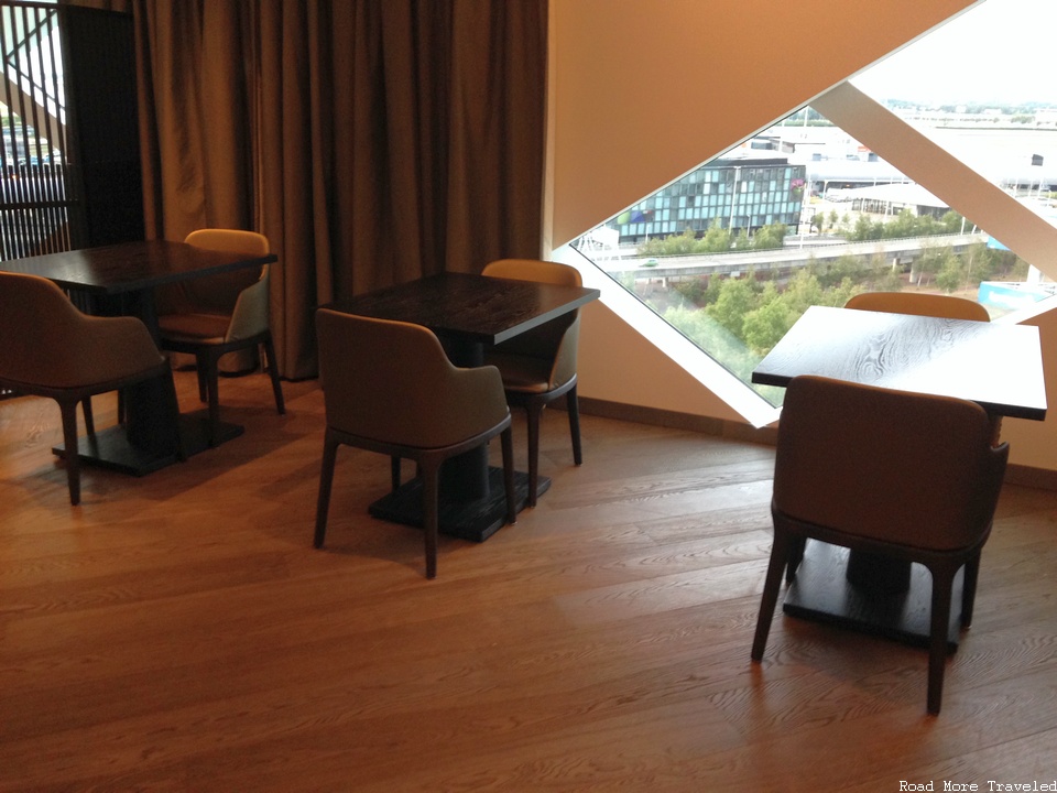 Hilton Amsterdam Airport Schiphol - lounge window seating