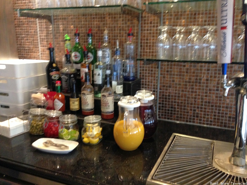 Delta SkyClub DTW Gate A40 - wine and liquor