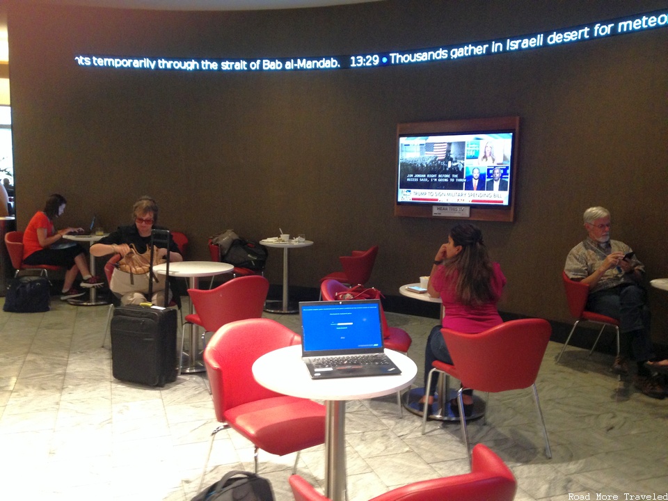 Delta SkyClub DTW Gate A40 - TV and ticker tape