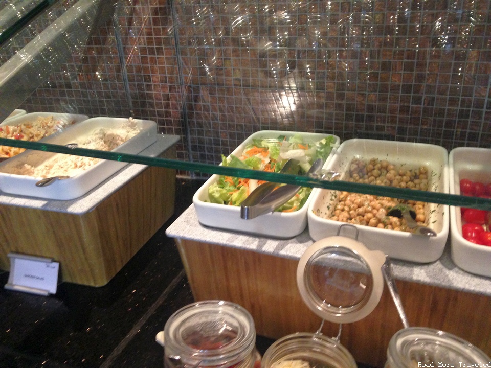 Delta SkyClub DTW Gate A65 - salad bar