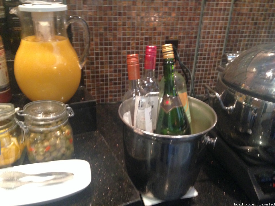 Delta SkyClub DTW Gate A65 - wine and juice