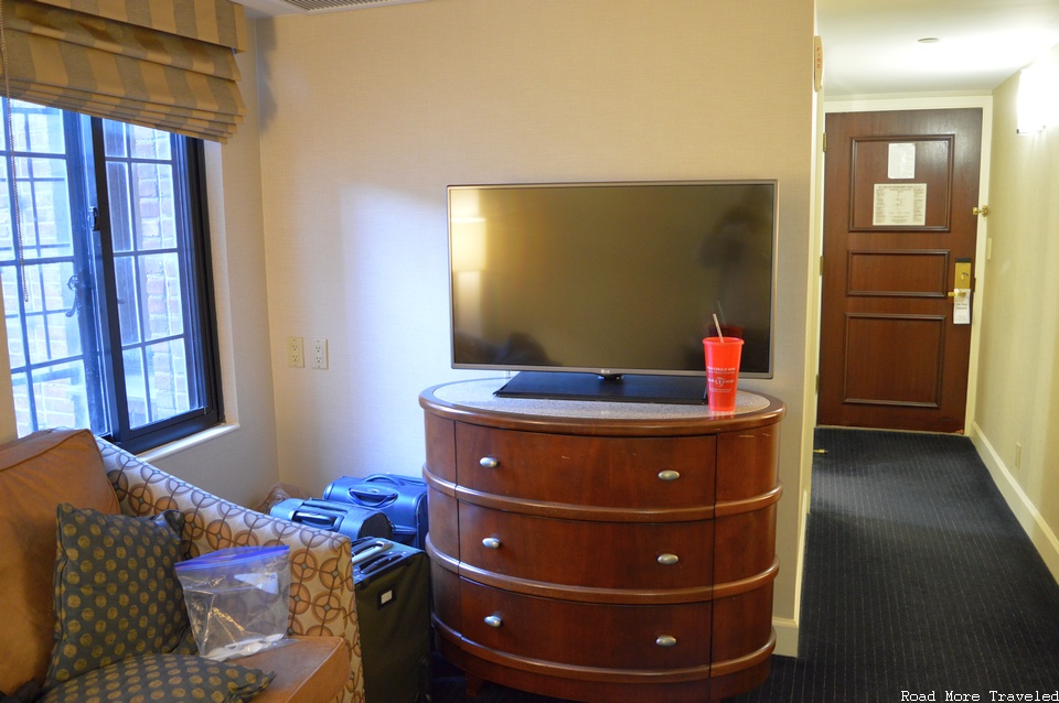 Westgate New York City Resort - TV and drawers