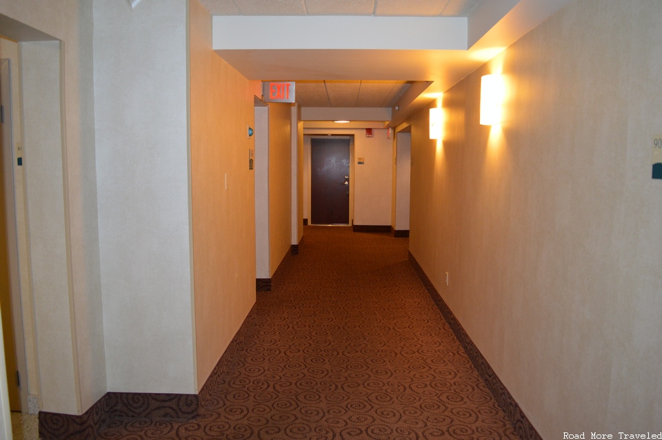 Doubletree by Hilton Pittsburgh - guest floor corridors