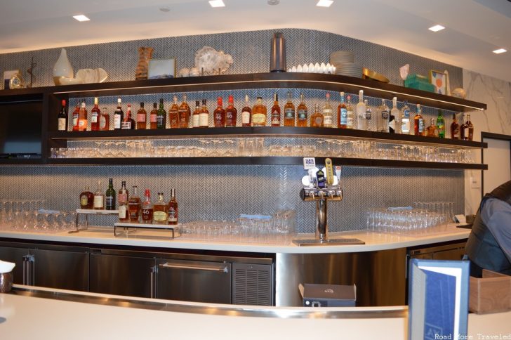 United Polaris Lounge Los Angeles - bar drinks