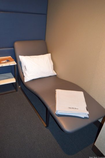 United Polaris Lounge Los Angeles - sleeping chair