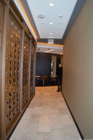 United Polaris Lounge Los Angeles - corridor to shower suites