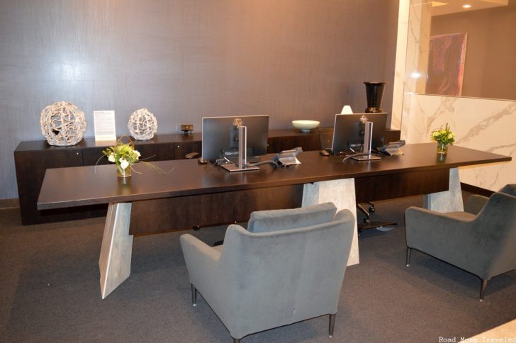 United Polaris Lounge Los Angeles - service desk