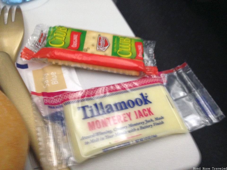 KLM B787-9 Economy Comfort - cheese and crackers