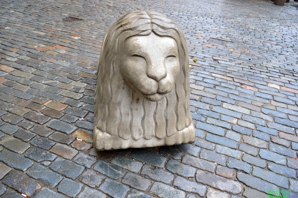 Stortorget lion's head statue