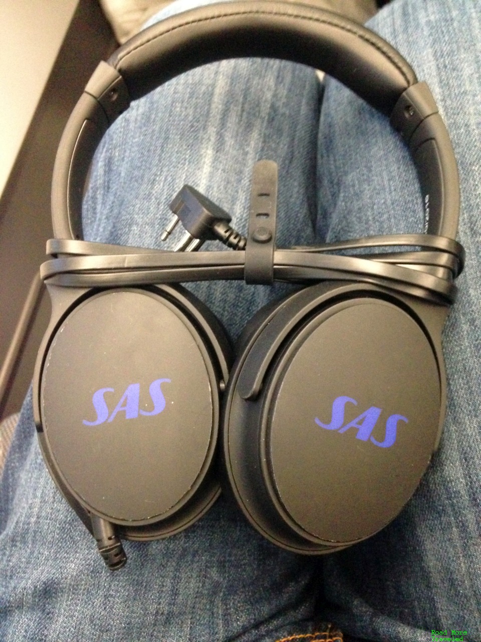 Noise-canceling headphones