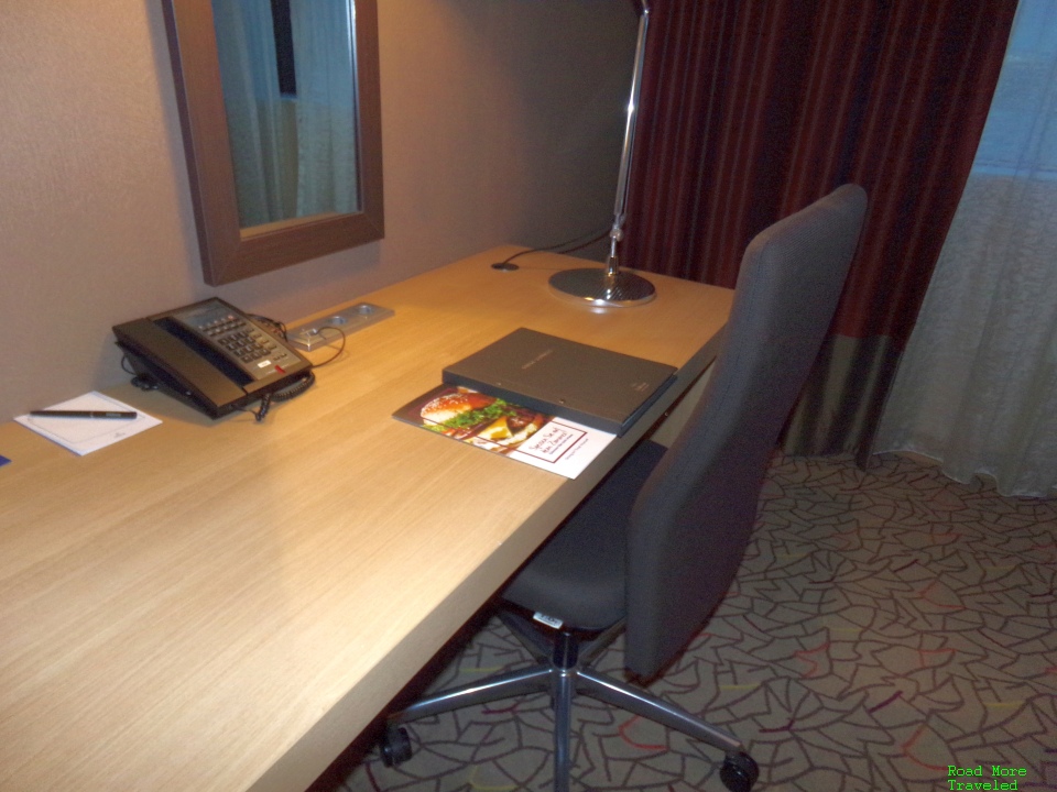 Hilton Mainz Deluxe King River View room - desk