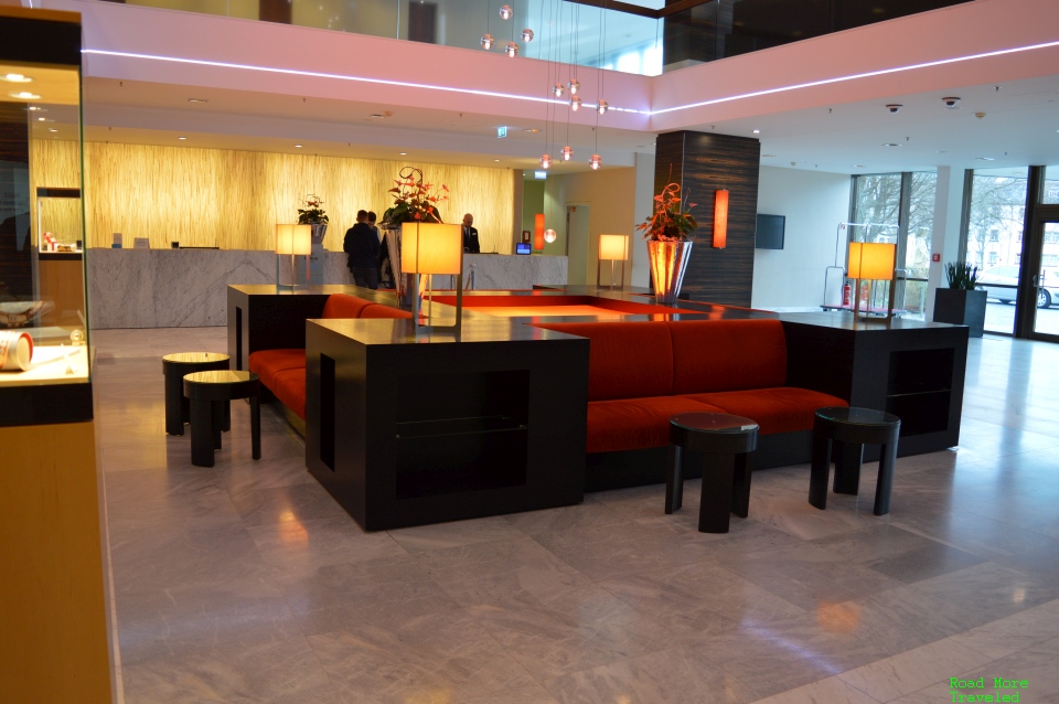 Hilton Mainz - lobby couch