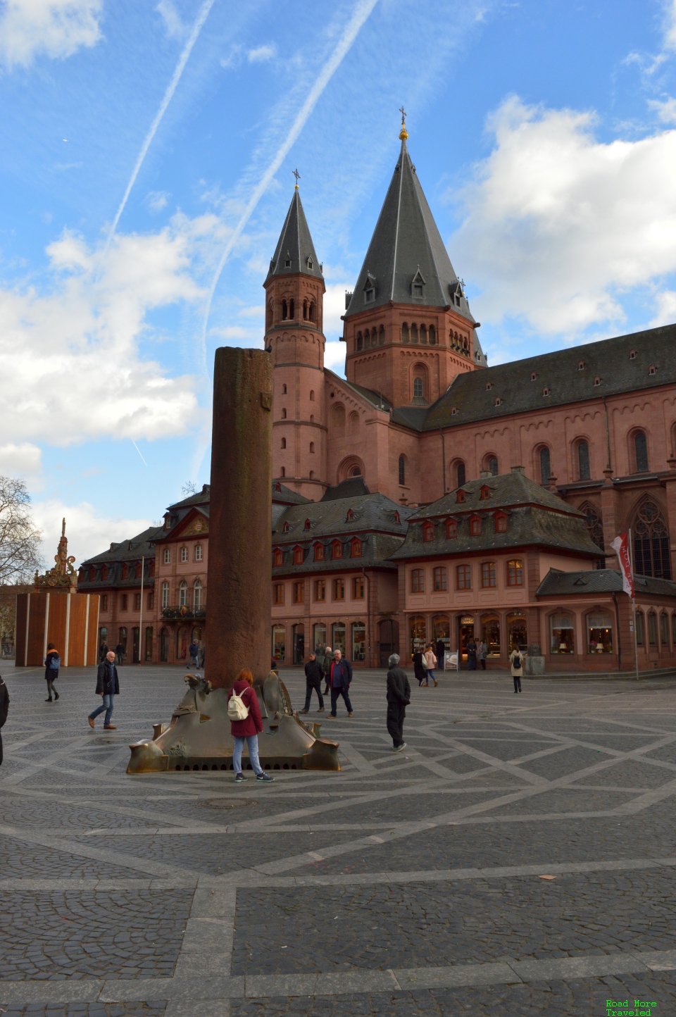 Mainz Cathedral behind Marktplatz pillar