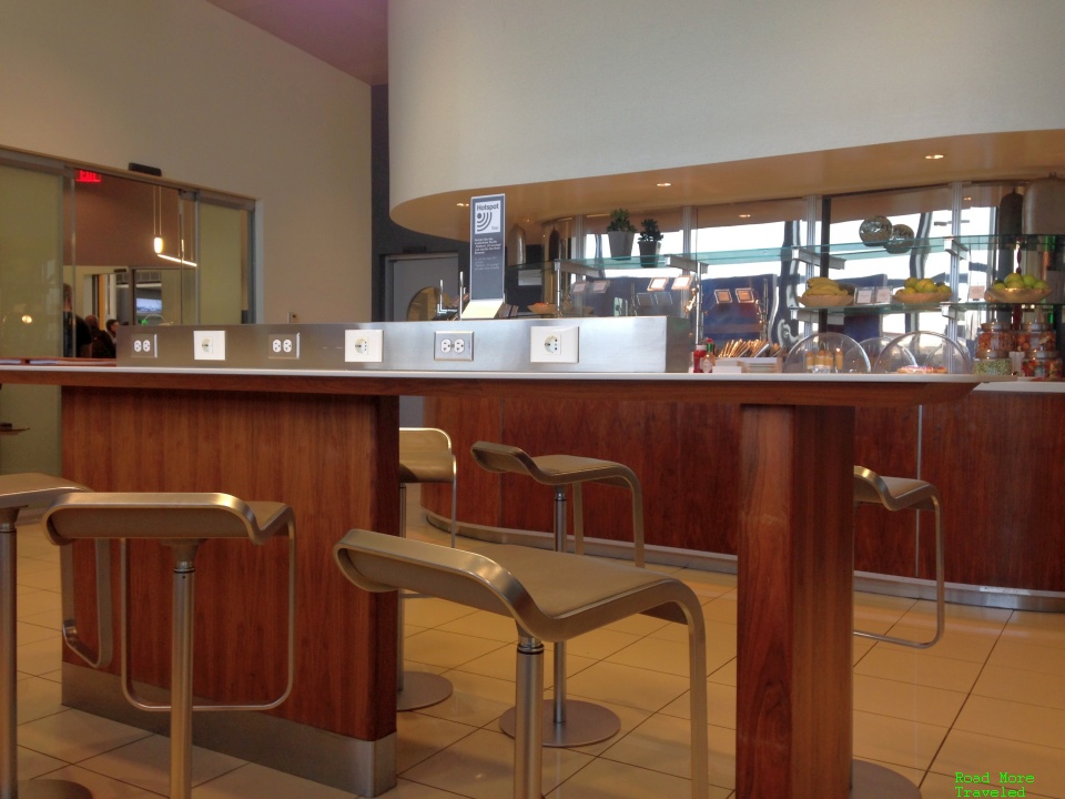 Lufthansa Senator Lounge Washington Dulles - dining area