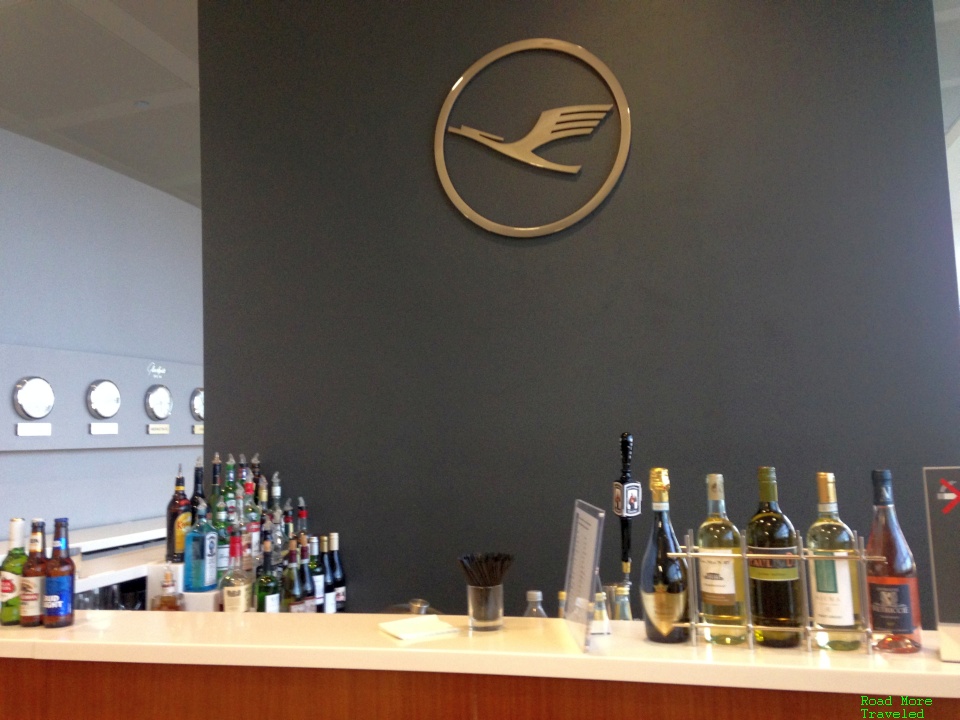 Lufthansa Senator Lounge Washington Dulles - bar