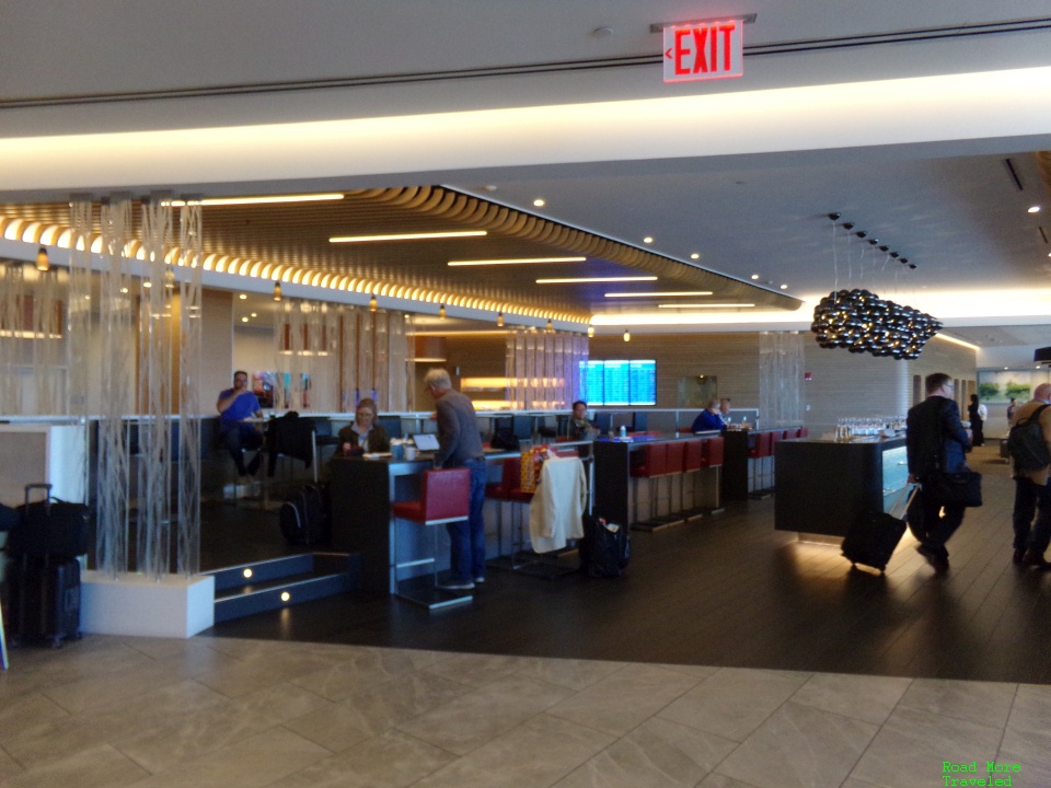 American Flagship Lounge New York JFK - champagne bar and seating