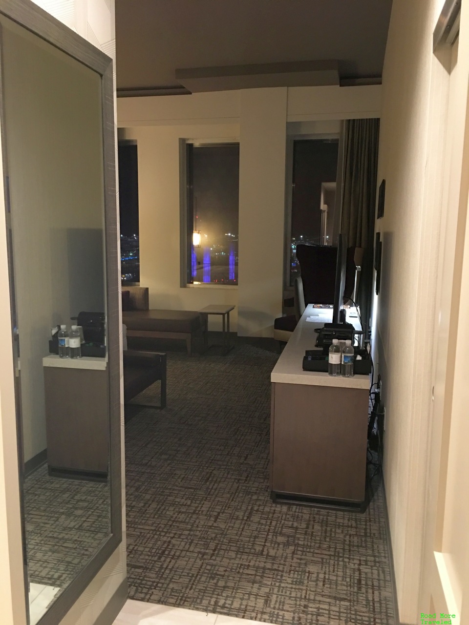 Deluxe King Airport View room entryway