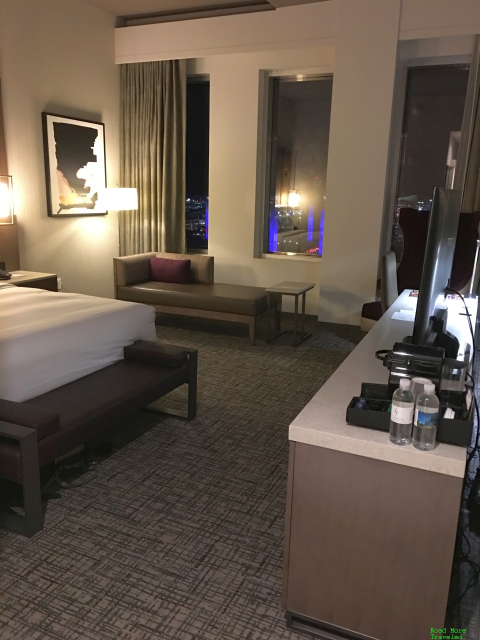 H Hotel Los Angeles Deluxe King Airport View room