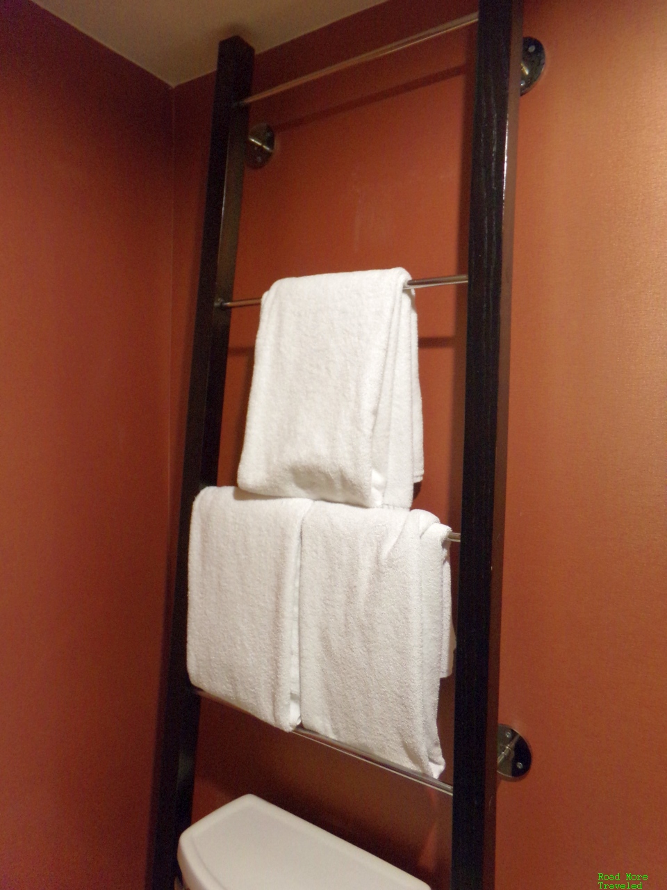 Bathroom towel rack