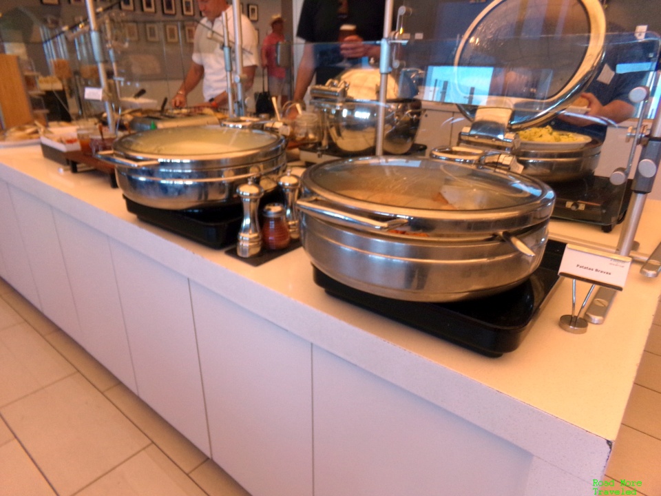 Delta Sky Club Atlanta Concourse F - breakfast buffet hot items