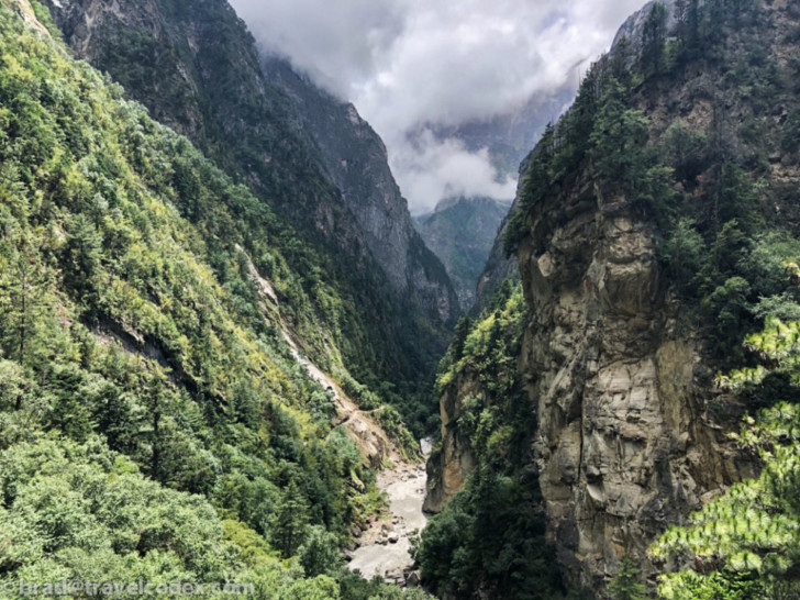 a river running through a canyon