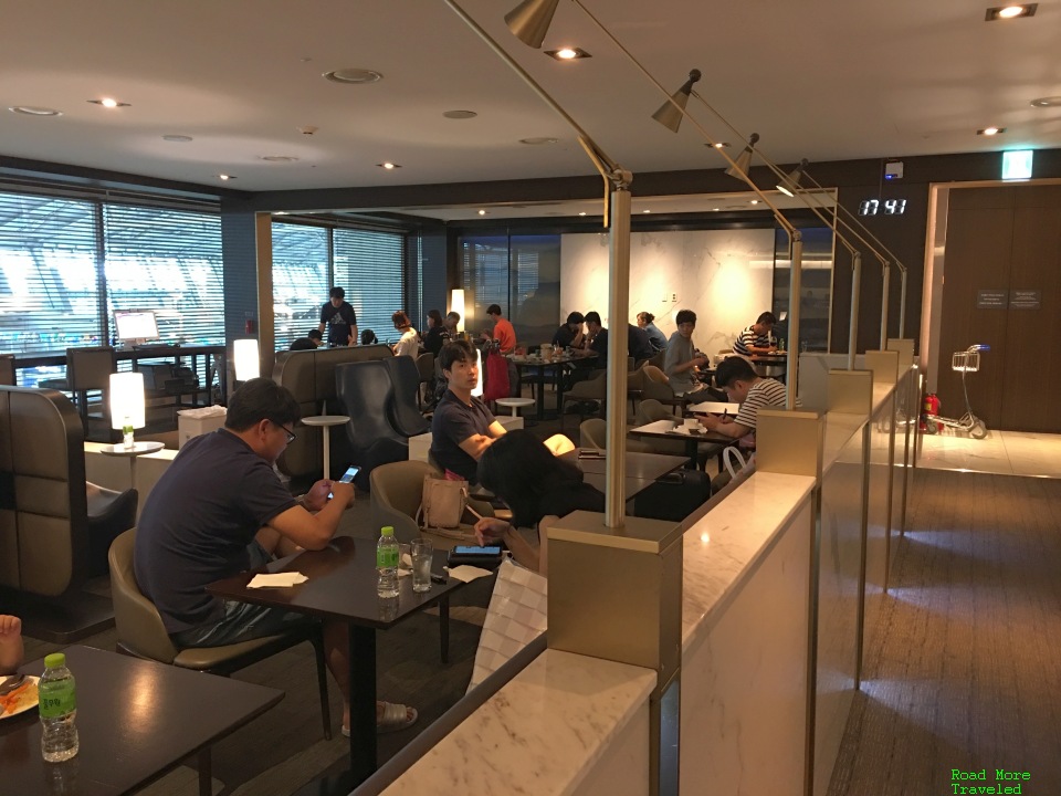 Sky Hub Lounge Seoul Incheon Terminal 1 East Wing - dining tables and additional seating