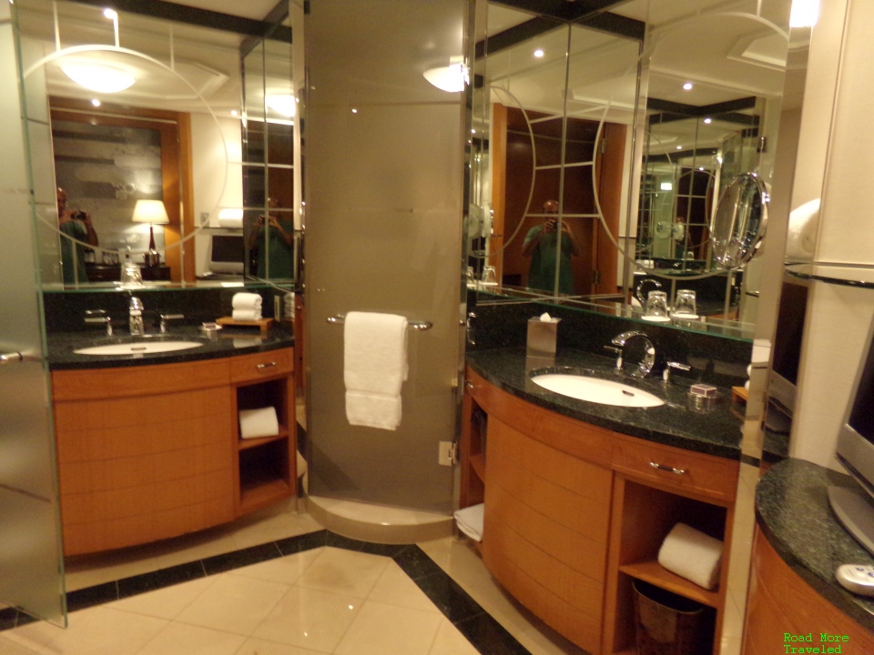 Ritz-Carlton Tokyo twin deluxe bathroom