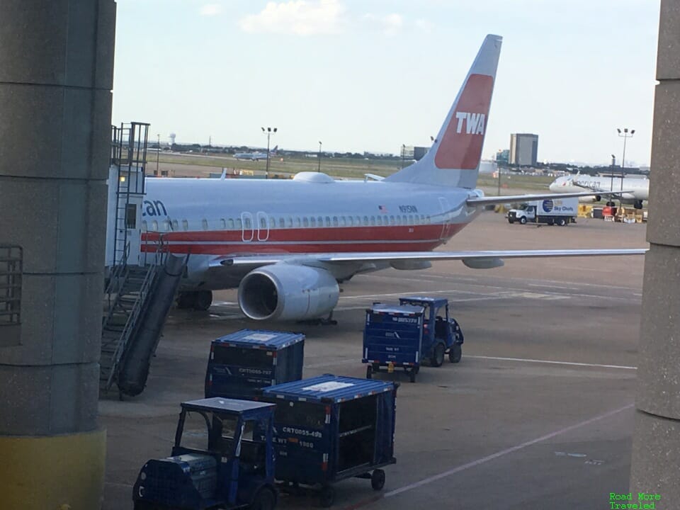 AA 737 in TWA livery